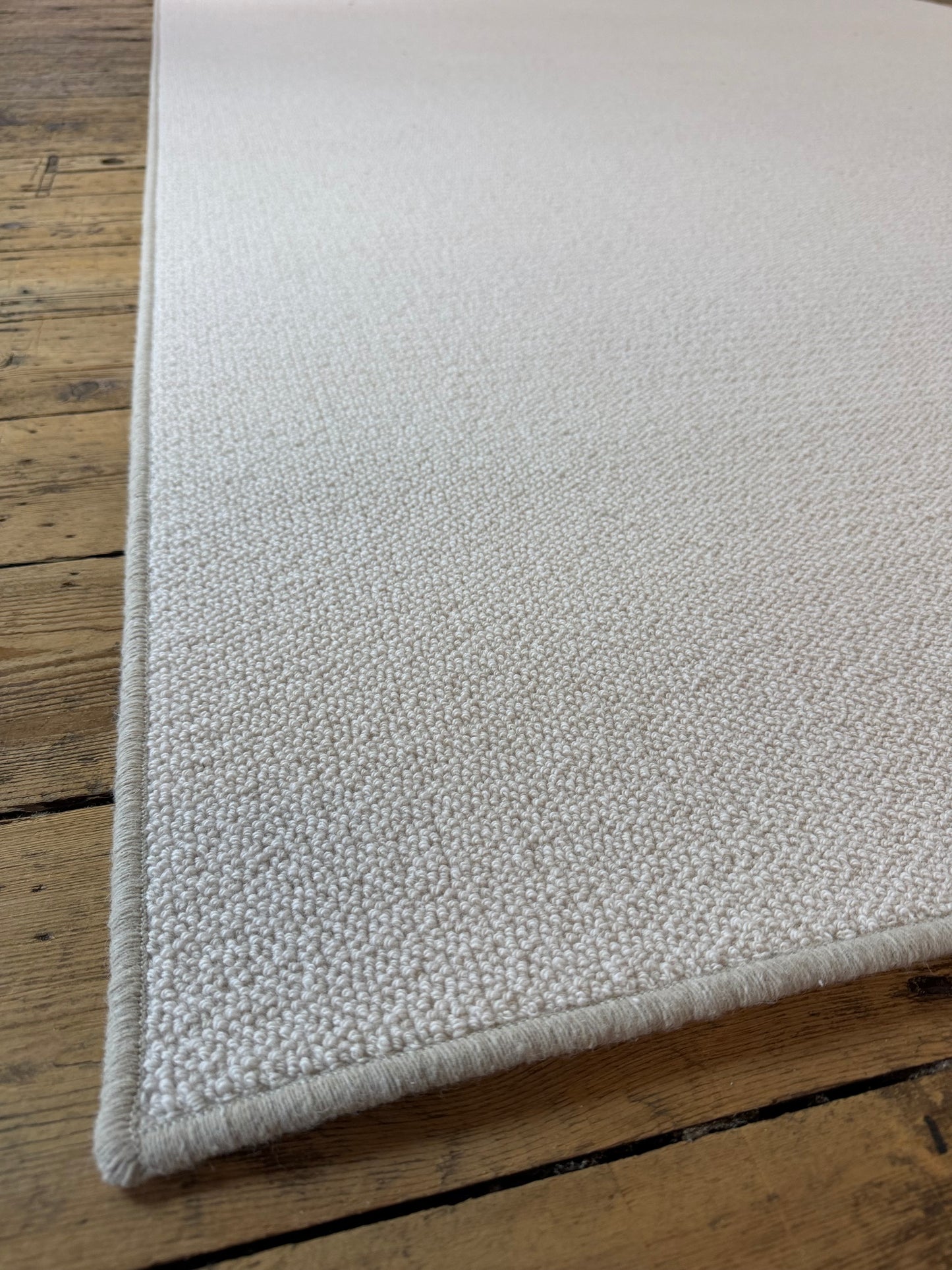 White flake 100% wool rug 200cm x 277cm