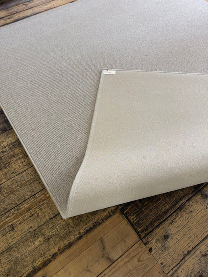 Hessian 100% wool rug 236cm x 328cm