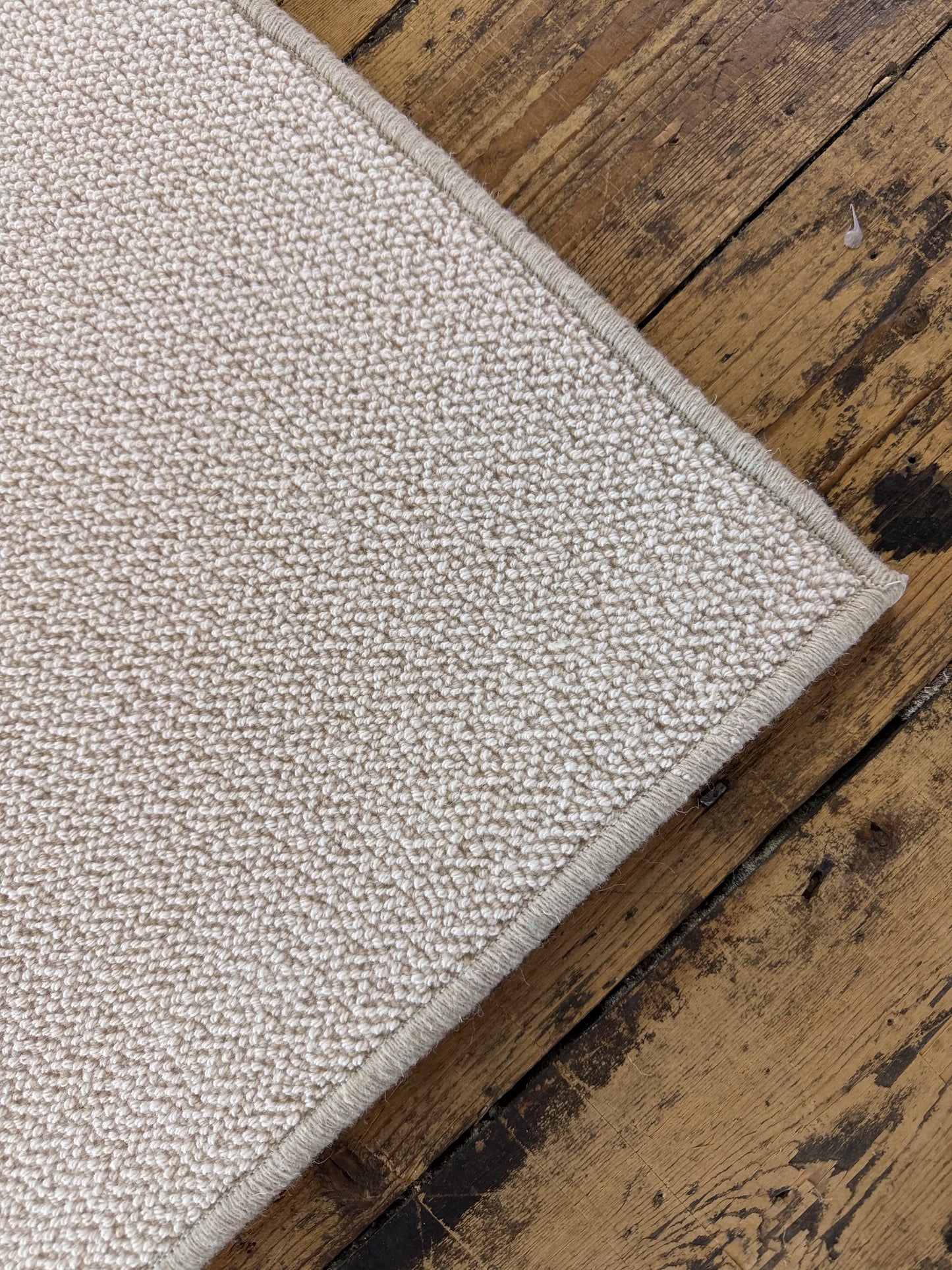 White flake 100% wool rug 200cm x 277cm