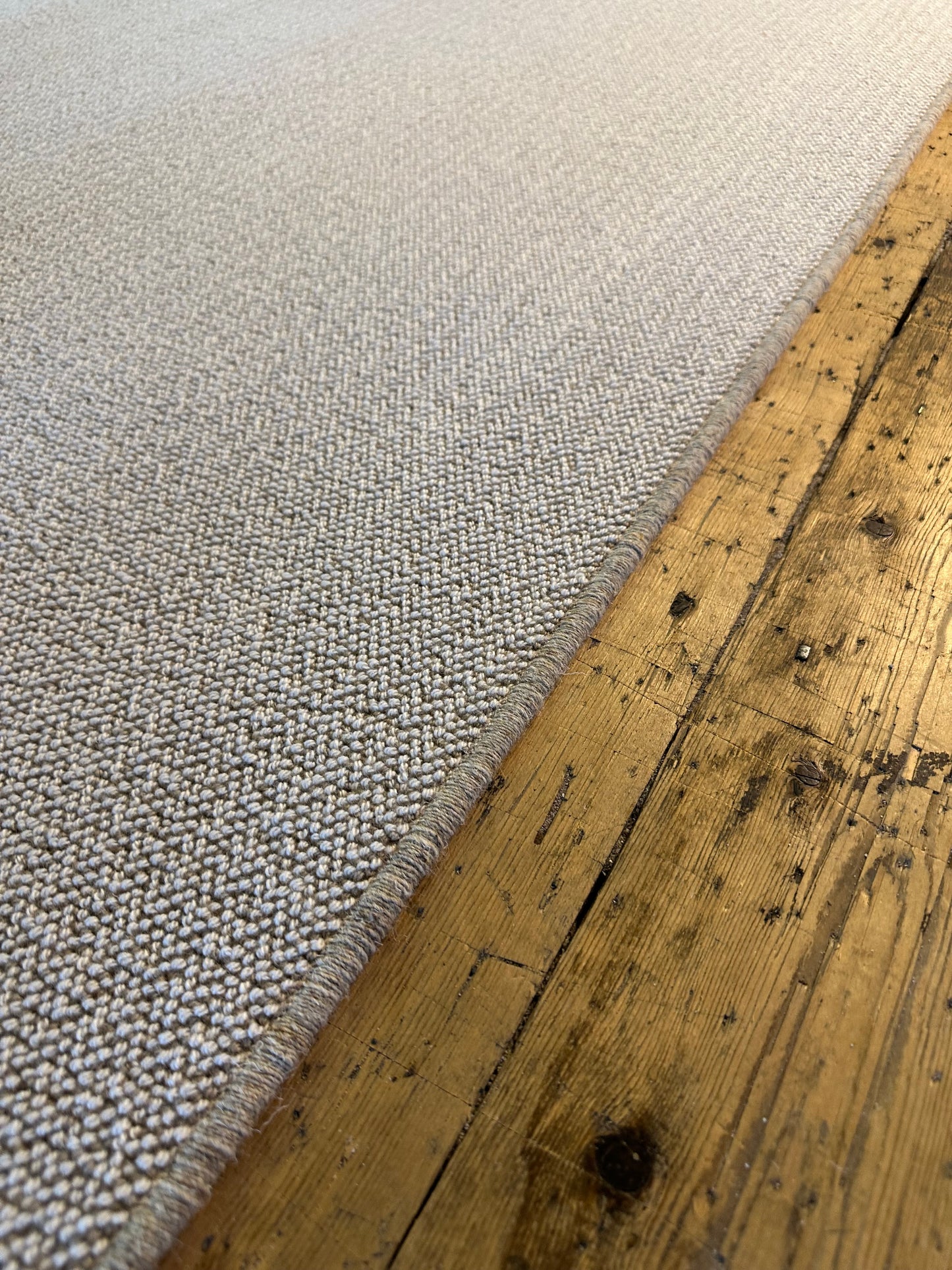 Rustic 100% wool rug 185cm x 276cm