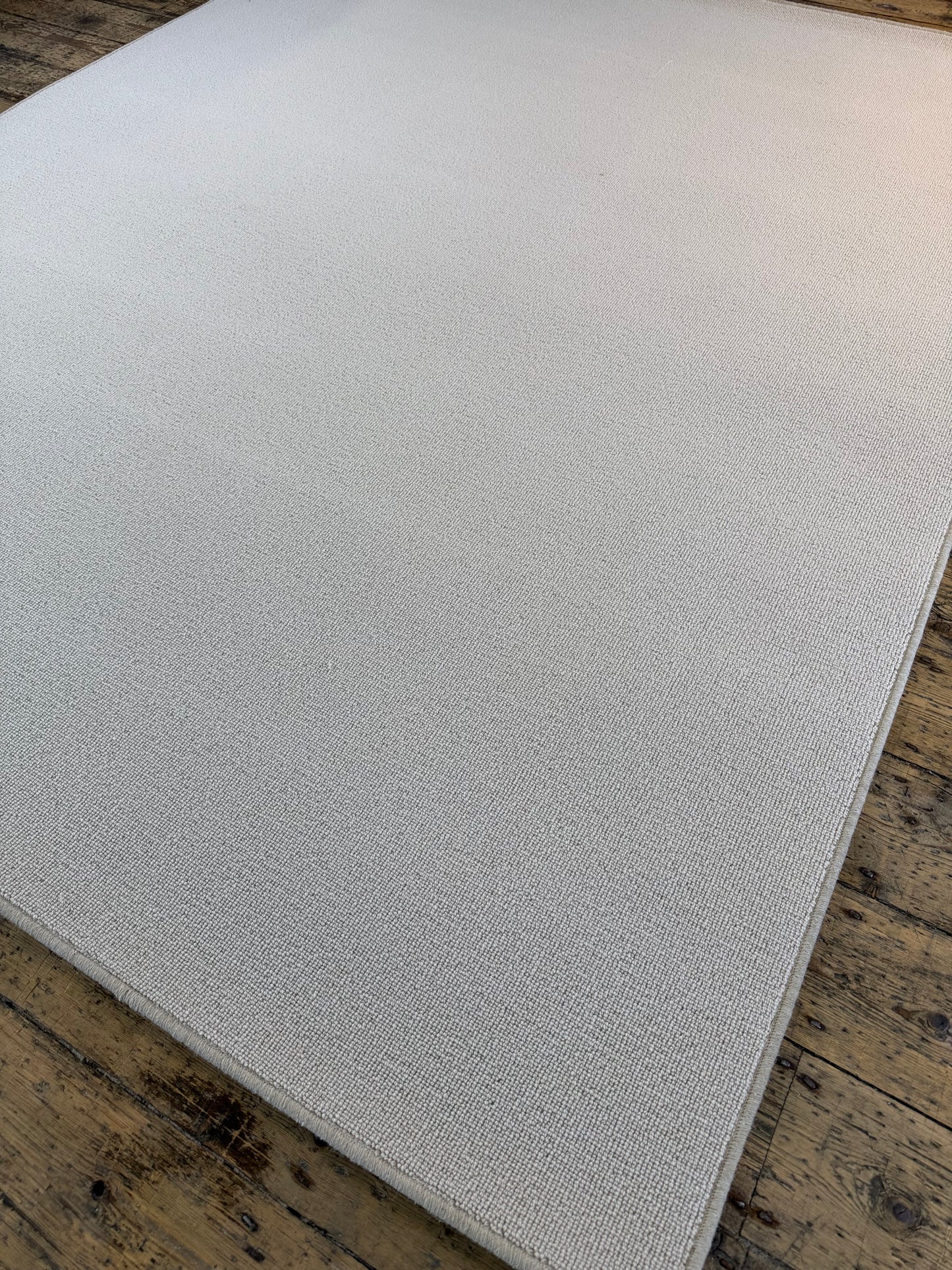White flake 100% wool rug 200cm x 250cm