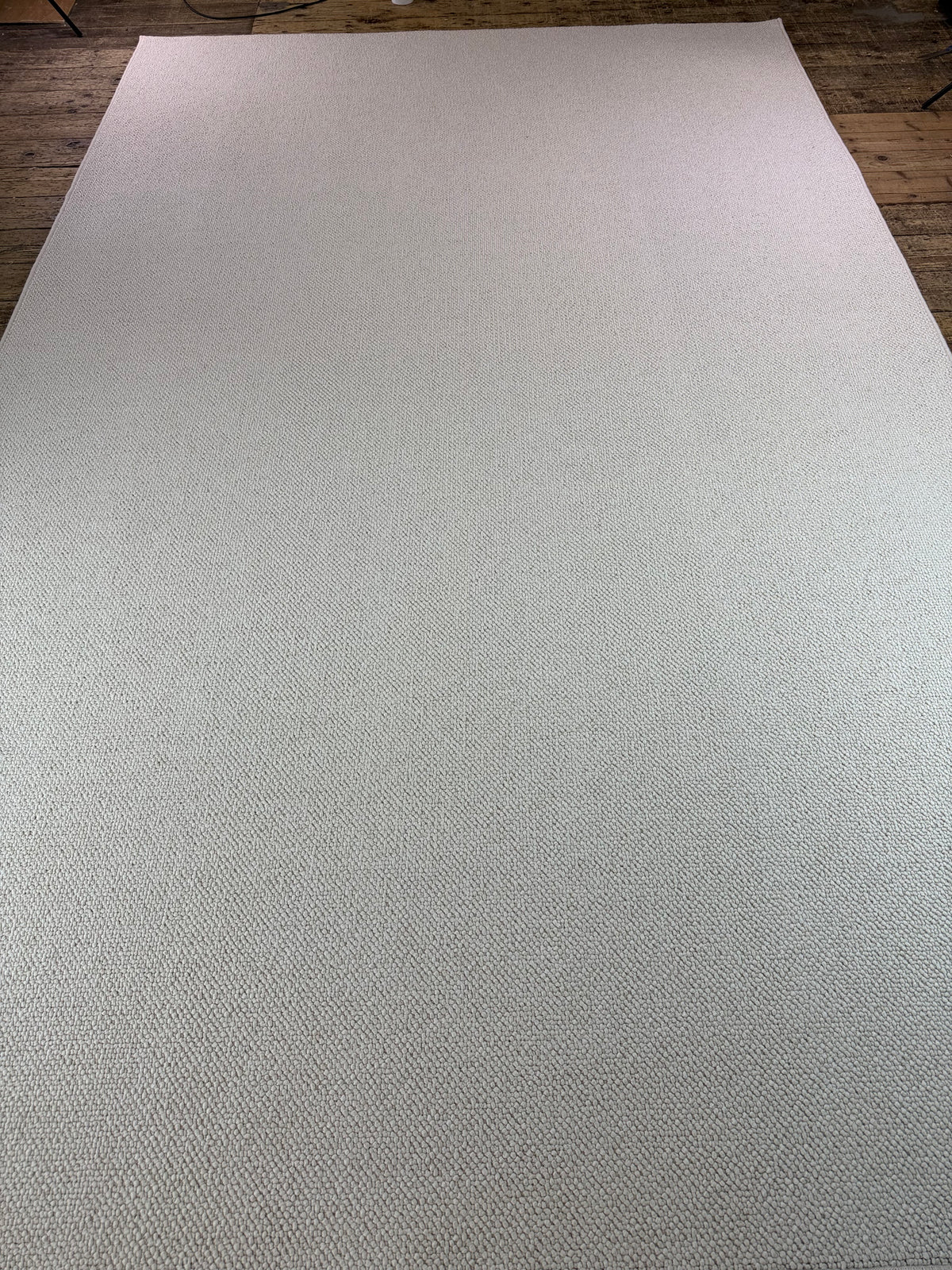 Pearled ivory 100% polypropylene rug 225cm x 357cm