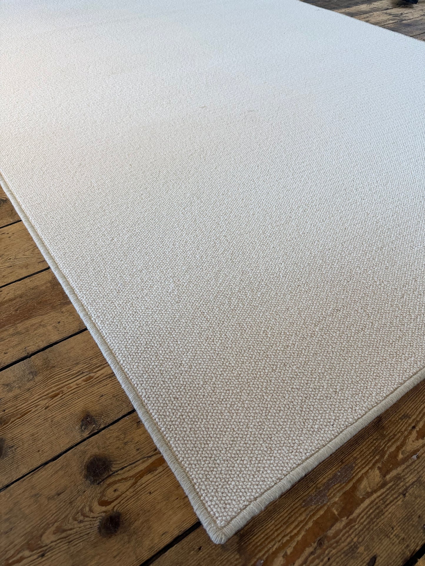 White flake 100% wool rug 170cm x 264cm