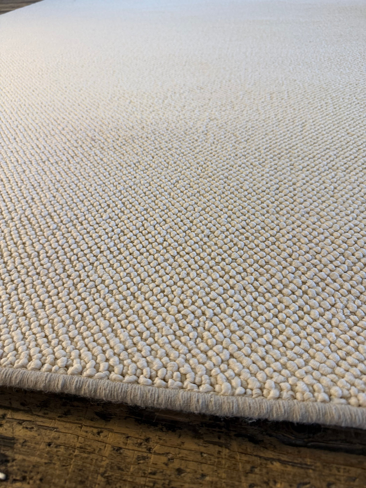 White swan 100% polypropylene rug 230cm x 308cm