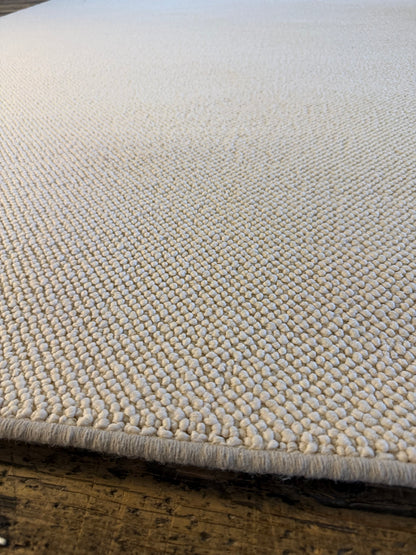 White swan 100% polypropylene rug 230cm x 308cm