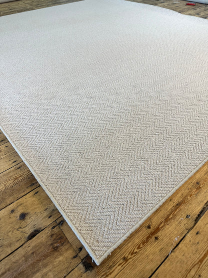Ecru herringbone 100% wool rug 253cm x 305cm