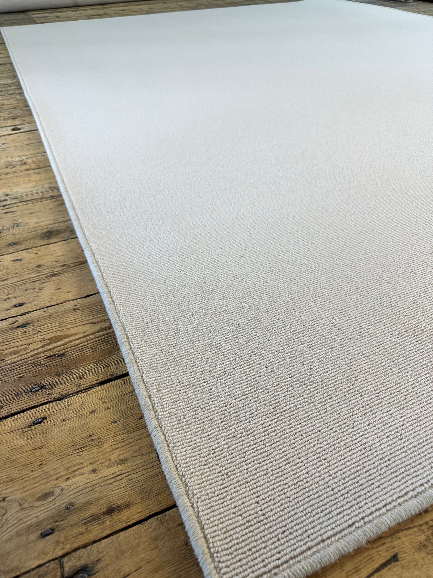 White flake 100% wool rug 229cm x 303cm