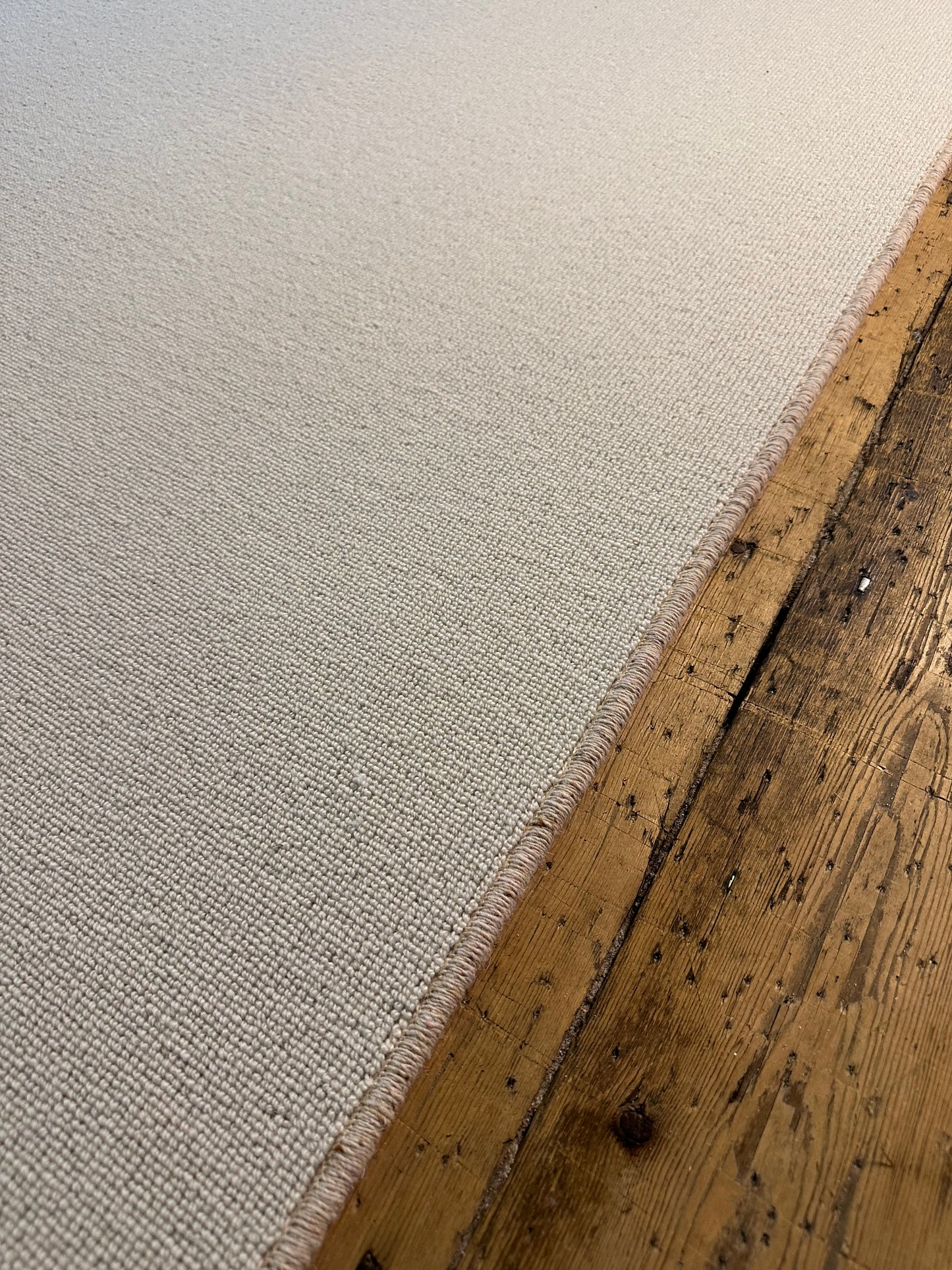 White Flake 100% wool rug 240cm x 282cm