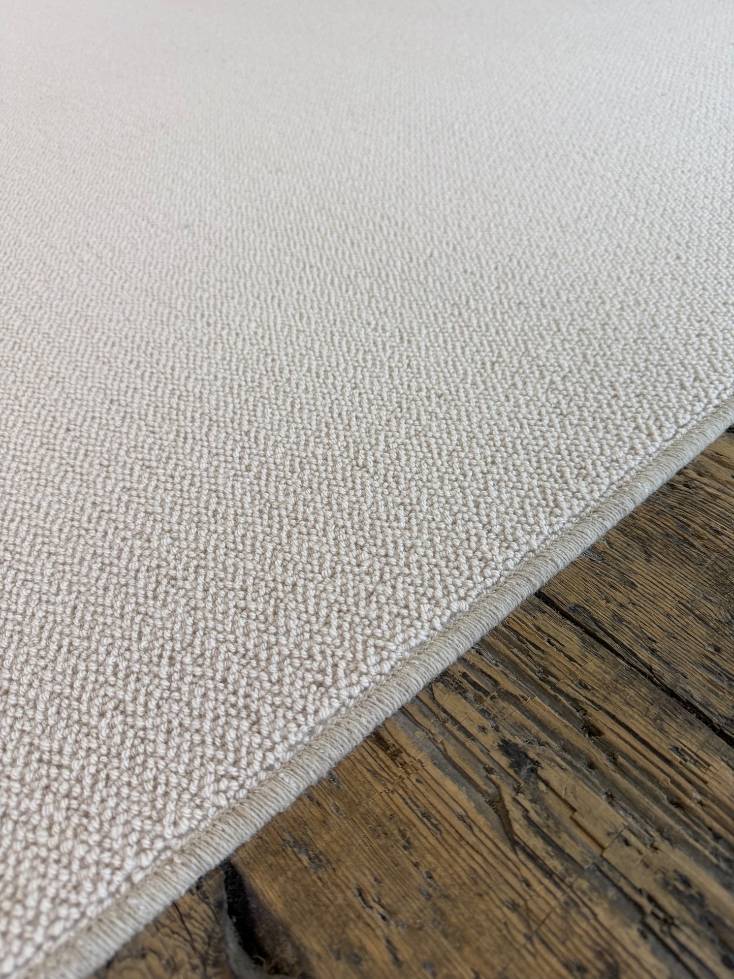 White flake 100% wool rug 200cm x 277cm