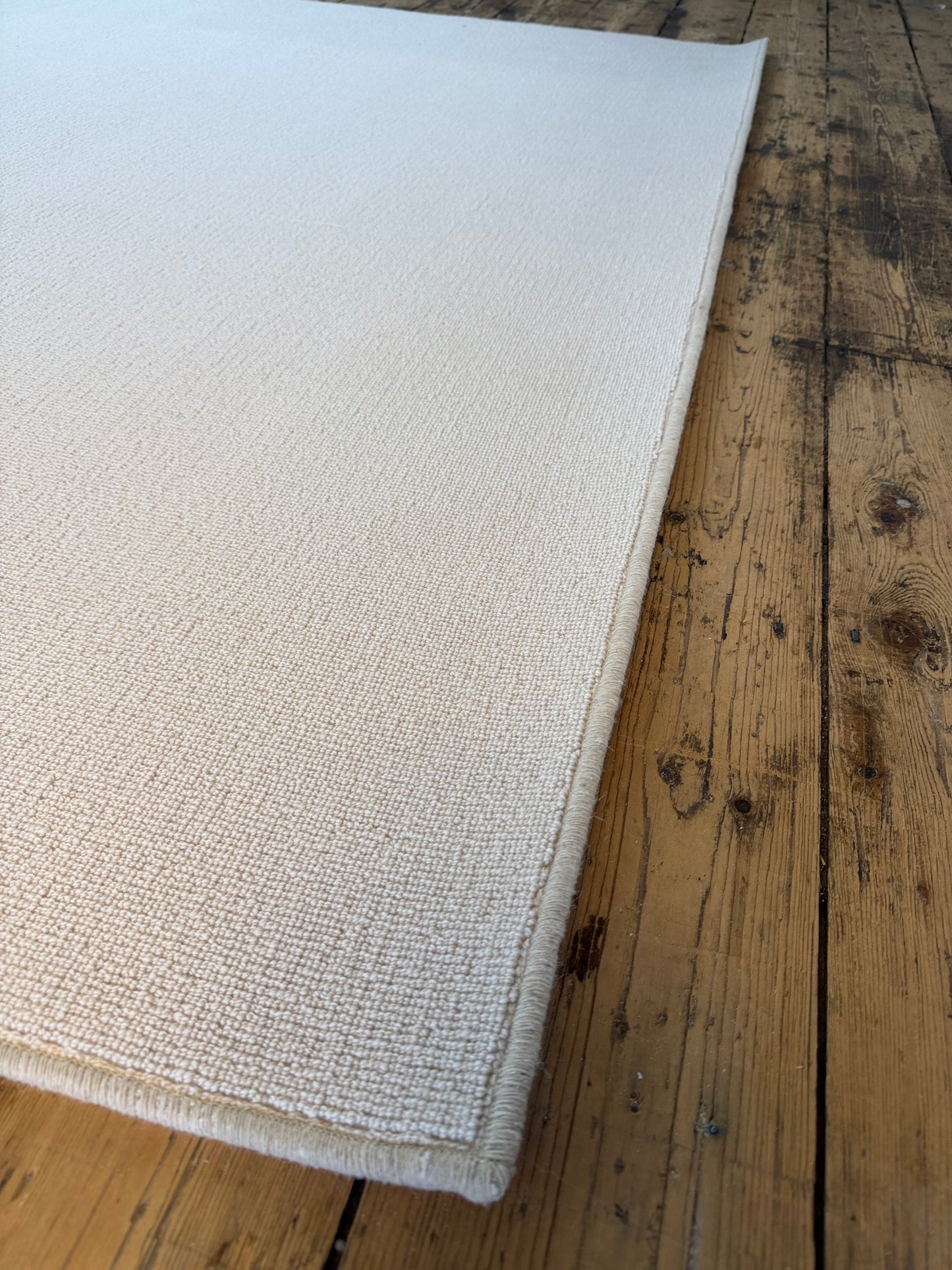 White flake 100% wool rug 200cm x 250cm