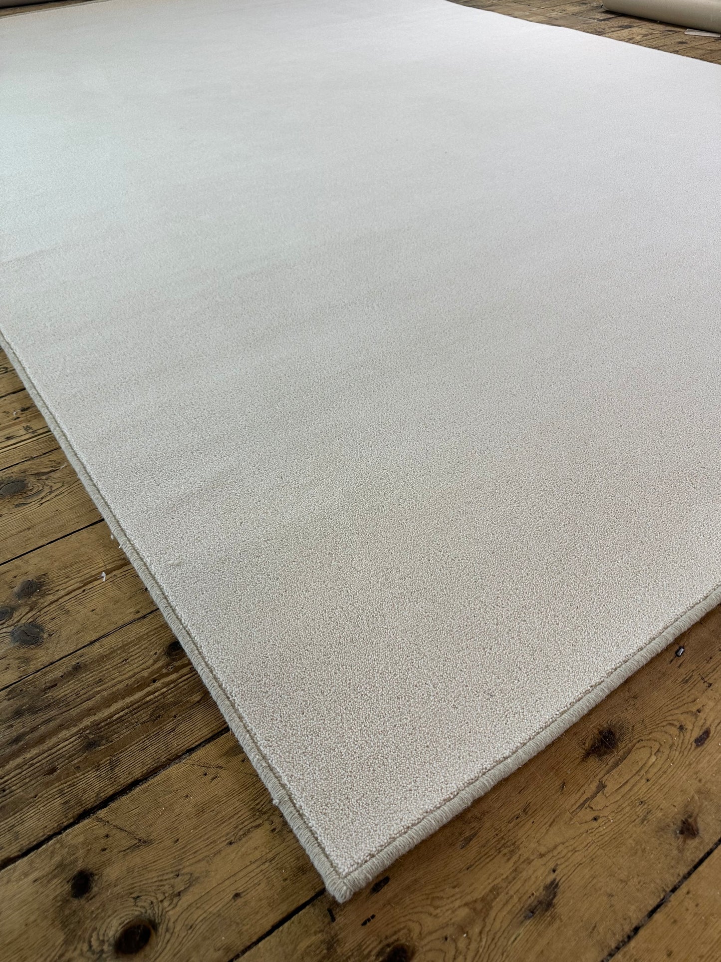 Jasmin white wool rug 242cm x 358cm