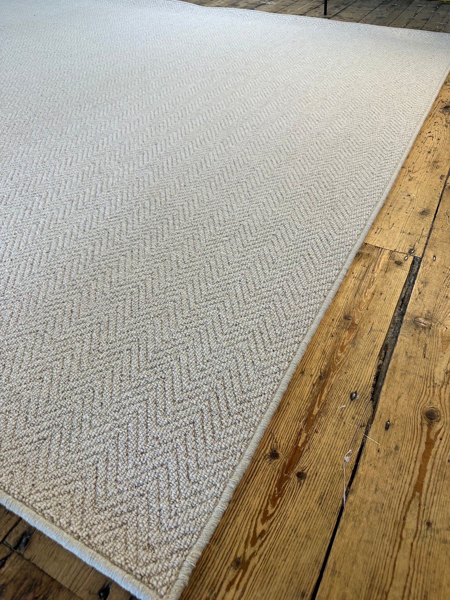 Ecru herringbone 100% wool rug 253cm x 305cm