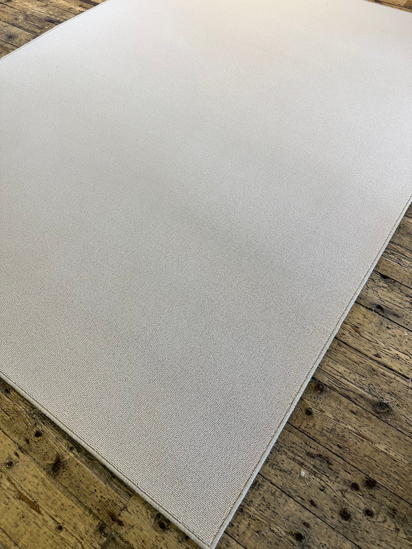 White flake 100% wool rug 229cm x 303cm