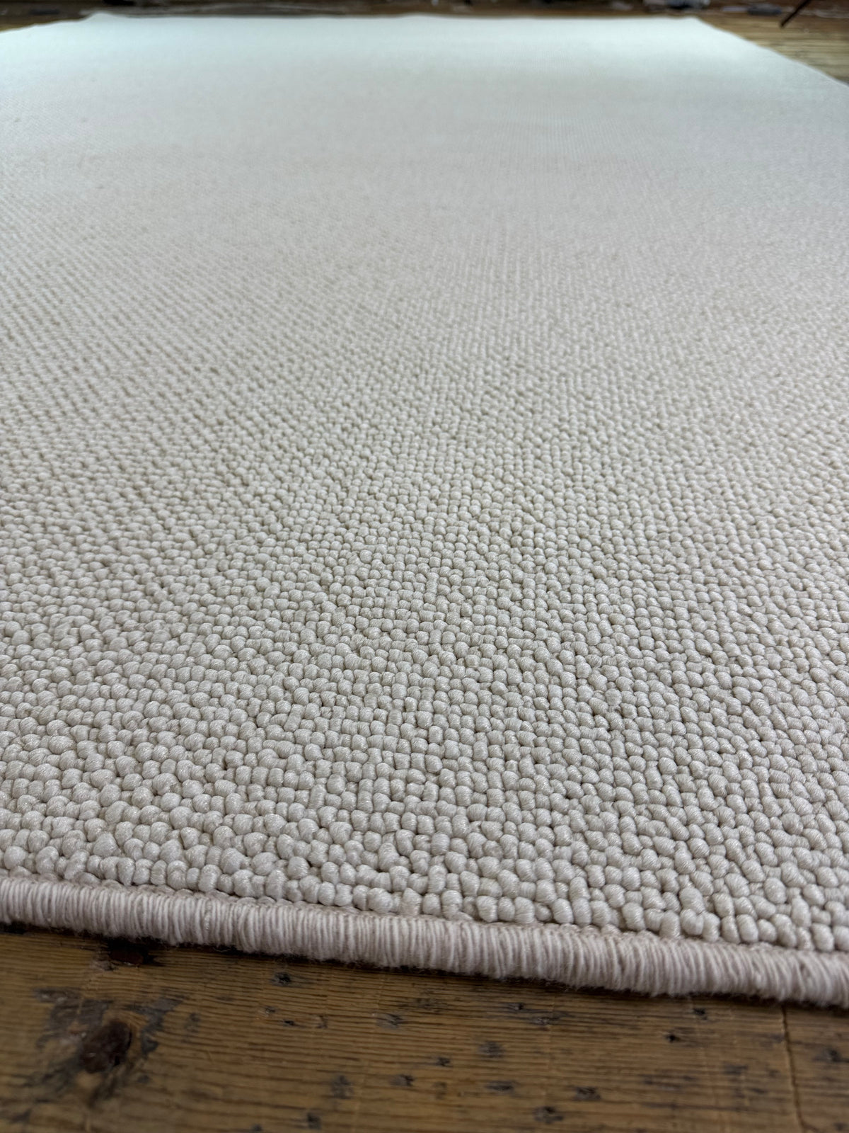 Pearled ivory 100% polypropylene rug 225cm x 357cm