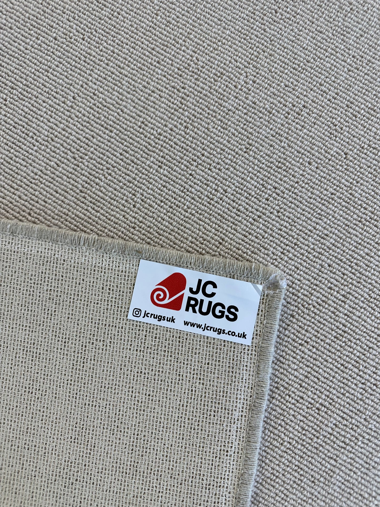 White flake 100% wool rug 229cm x 303cm