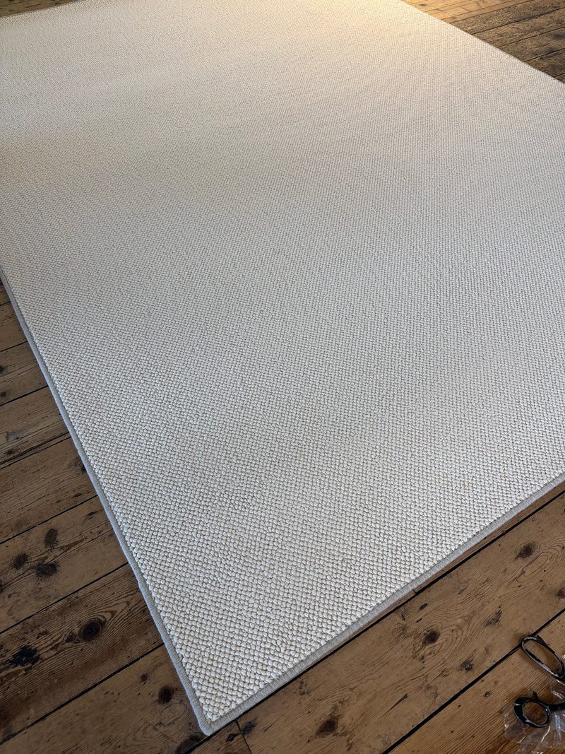 White swan 100% polypropylene rug 230cm x 308cm