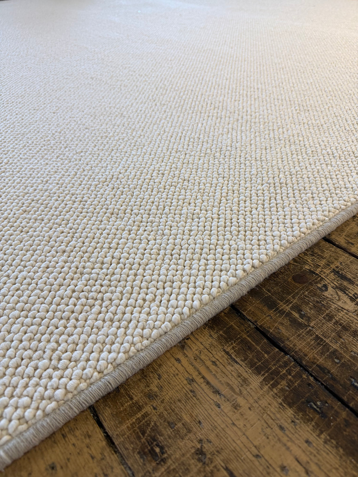 White swan 100% polypropylene rug 230cm x 308cm