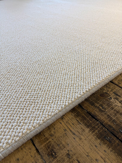 White swan 100% polypropylene rug 230cm x 308cm