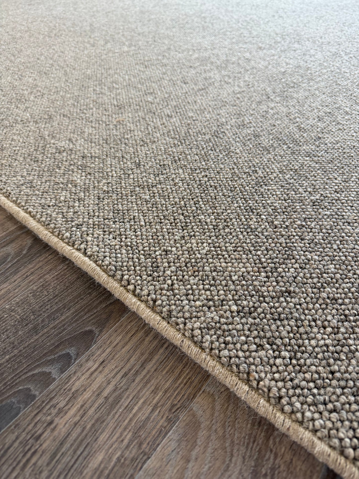 Chert 100% wool rug 177cm x 298cm