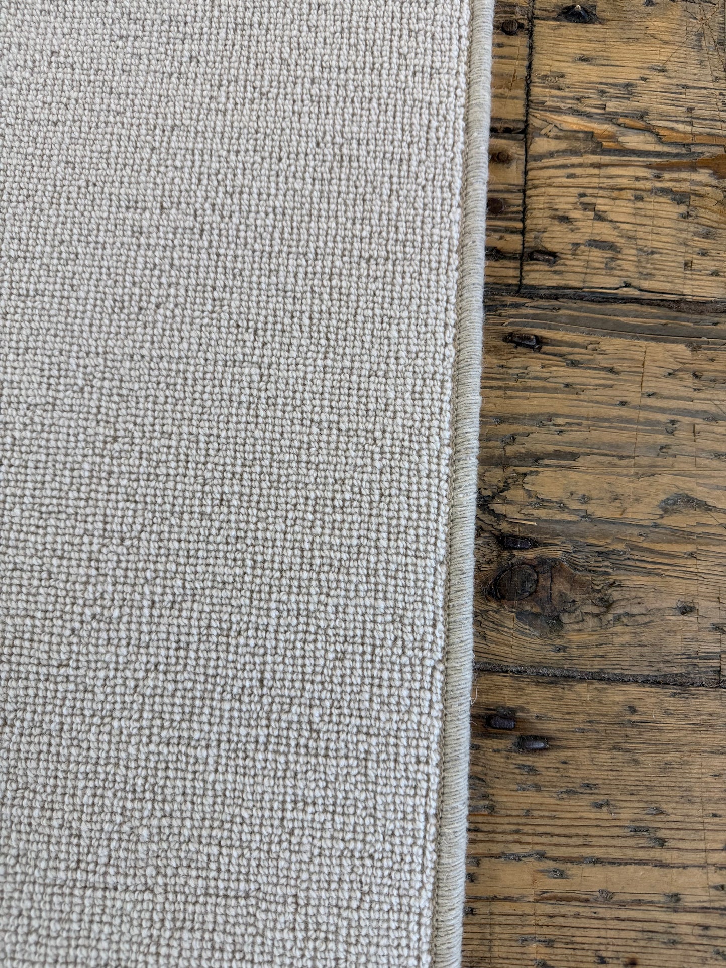 White flake 100% wool rug 200cm x 250cm