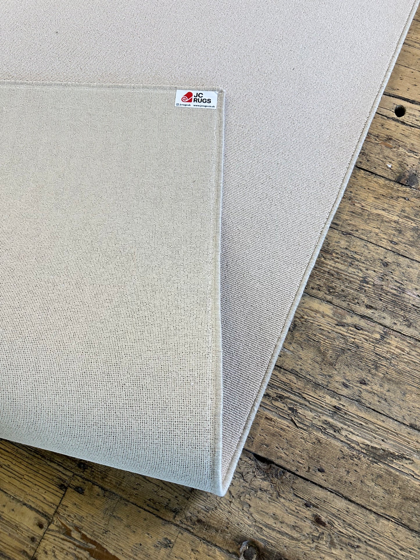 White flake 100% wool rug 229cm x 303cm