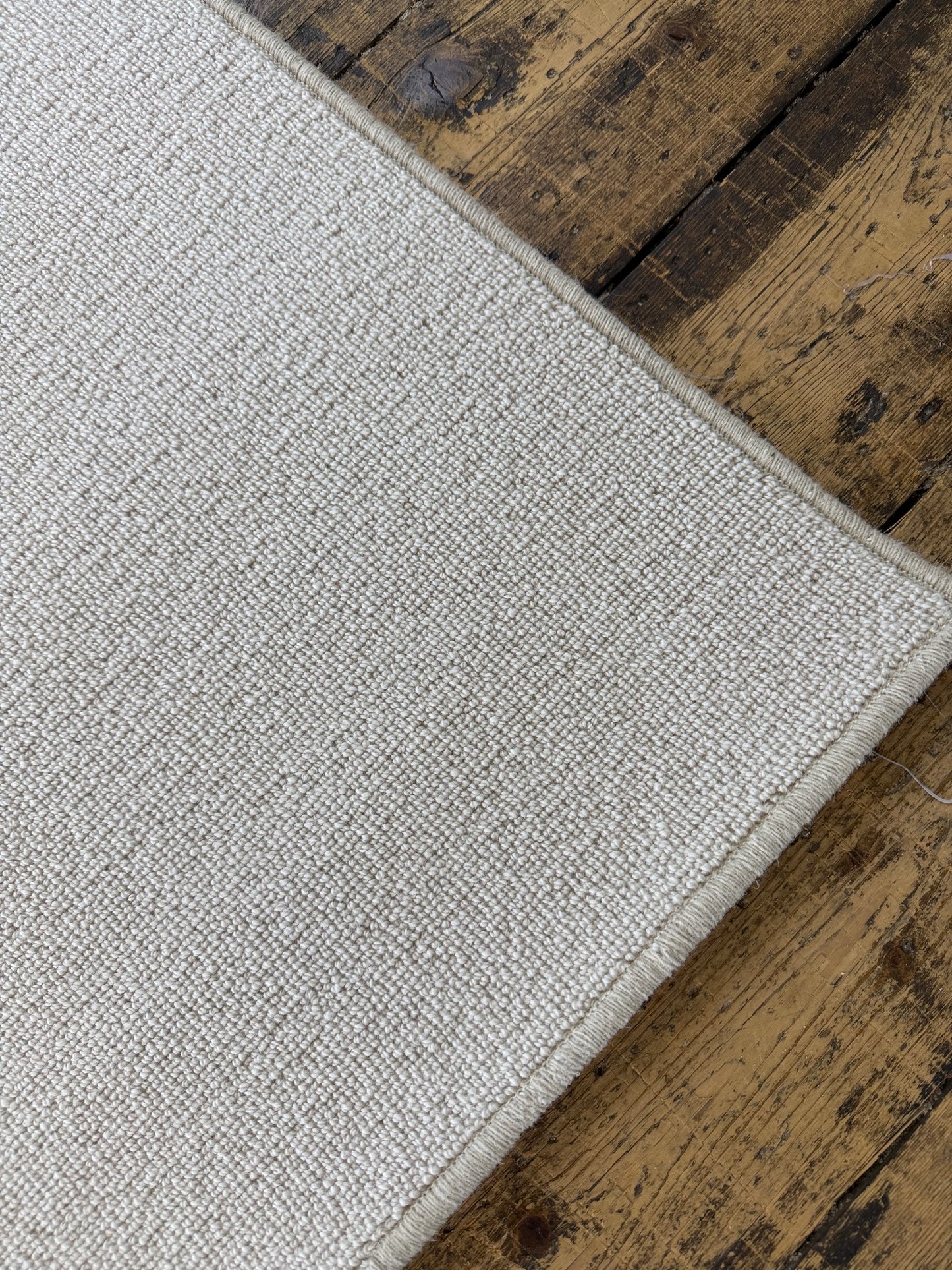 White flake 100% wool rug 200cm x 250cm