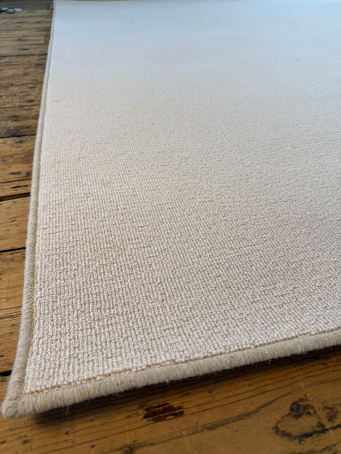 White flake 100% wool rug 200cm x 250cm